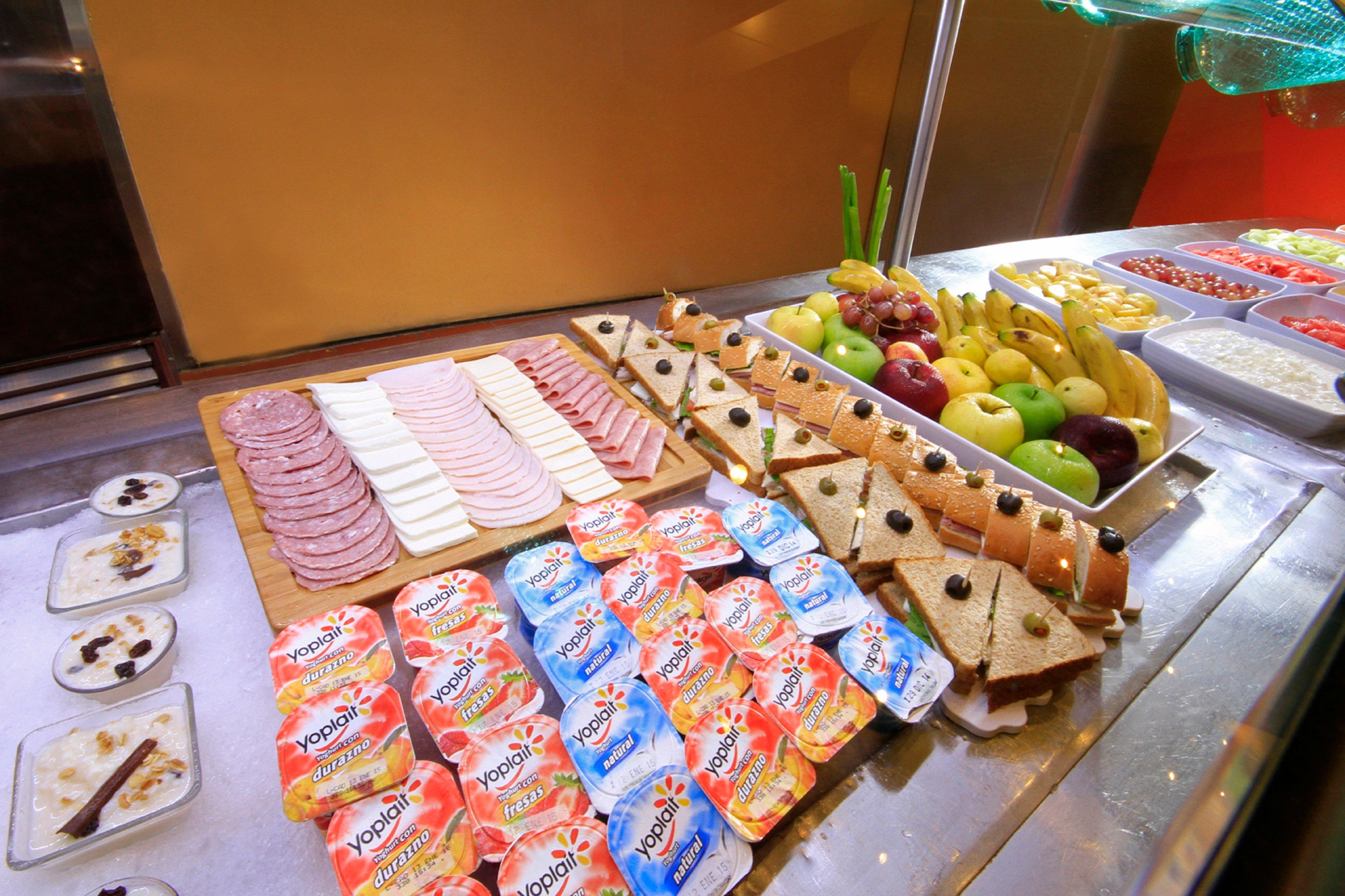Holiday Inn Monterrey-Parque Fundidora By Ihg Экстерьер фото Fruit and cold cuts at a buffet