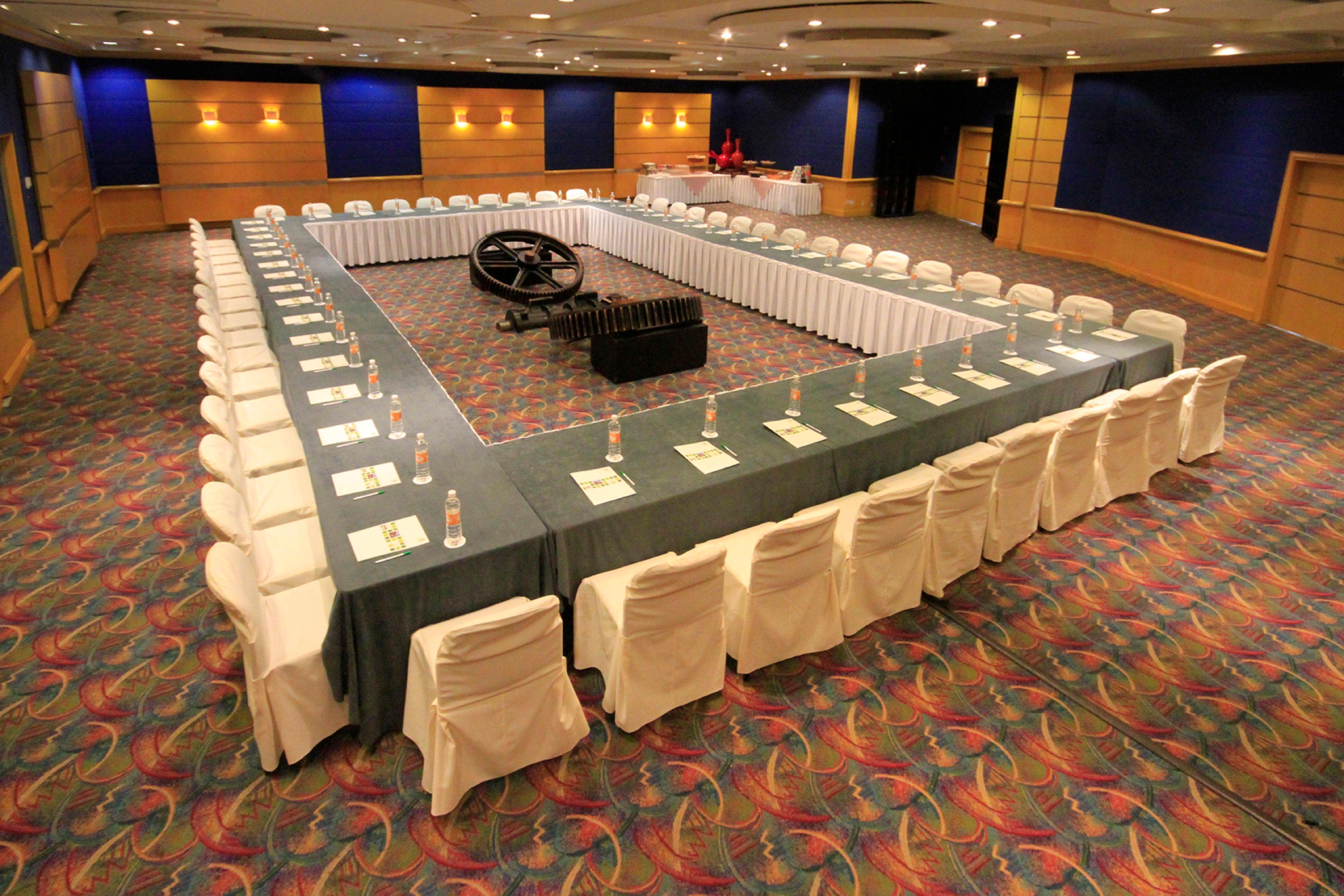 Holiday Inn Monterrey-Parque Fundidora By Ihg Экстерьер фото The U-shaped table at the 2008 World Economic Forum
