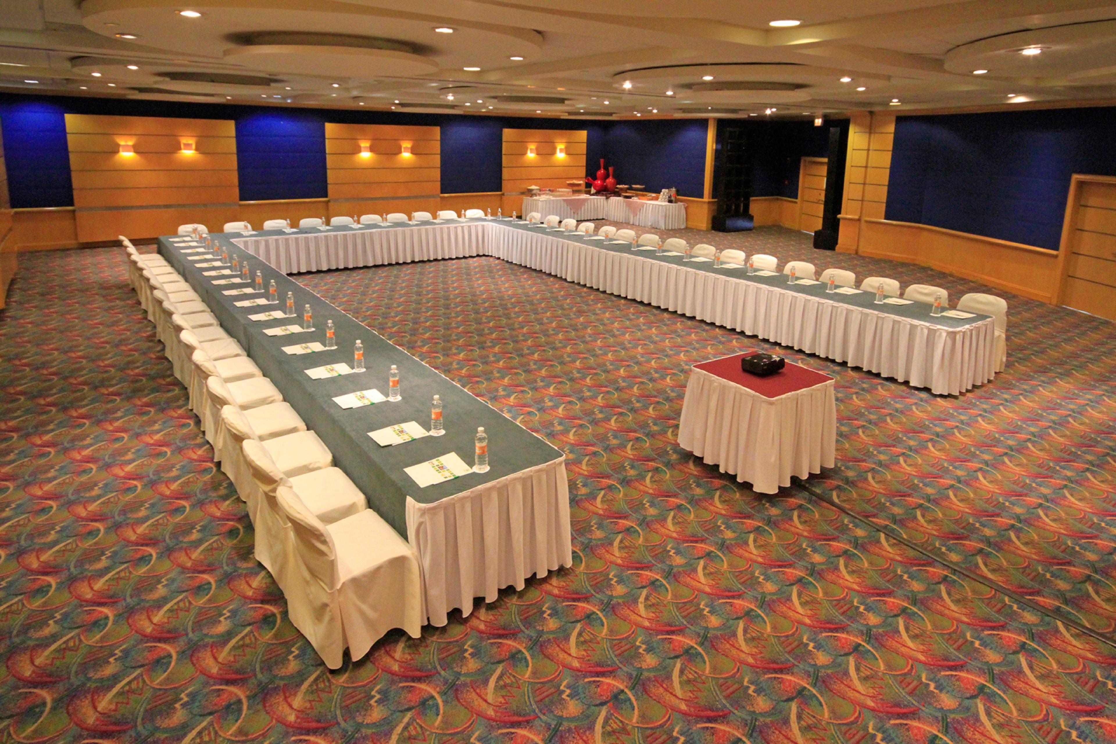 Holiday Inn Monterrey-Parque Fundidora By Ihg Экстерьер фото U-shaped table layout