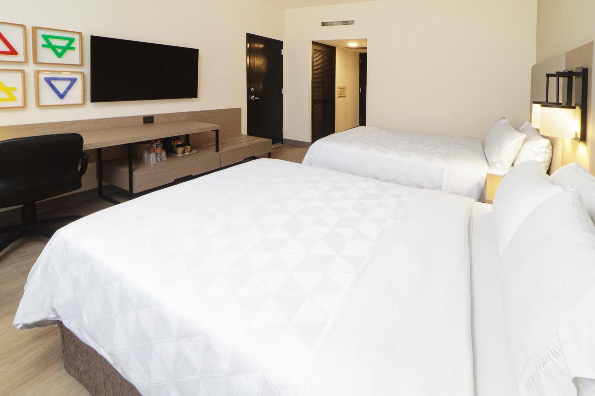 Holiday Inn Monterrey-Parque Fundidora By Ihg Экстерьер фото A typical room at the Holiday Inn Express